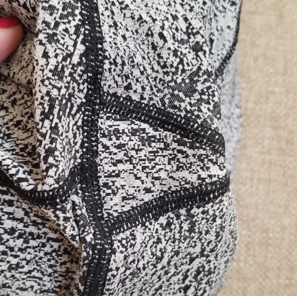 Lululemon pants with black panel - Picture 7 of 15